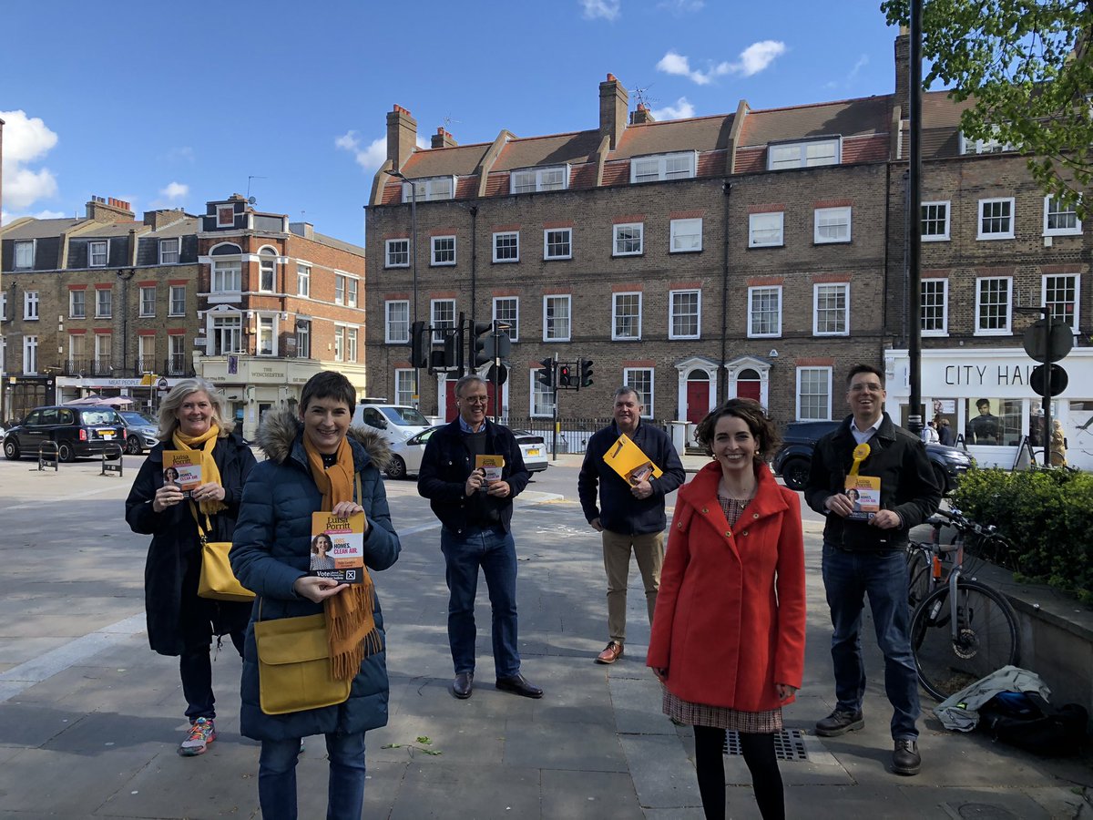 CarolinePidgeon's tweet image. A windy day but back out talking to voters in Islington with the fabulous @LuisaPorritt @KatePothalingam @robblackie @MainesChris and @IslingtonLibDem 🔸🔸🔸