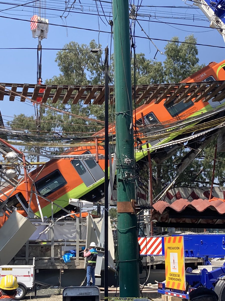 Una madre desesperada buscando a su hijo de 12 años. Llega una comitiva del PAN para “acompañarla a denunciar al gobierno.” Ustedes son el gobierno! Y ella lo que quiere en este momento es a su hijo