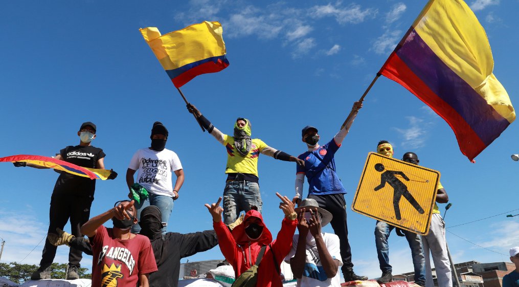 AJEnglish's tweet photo. Protests in Colombia demanding the withdrawal of government-proposed tax reform turn deadly — in pictures https://t.co/pKeGYbAD2F https://t.co/mSlmaiRAs7
