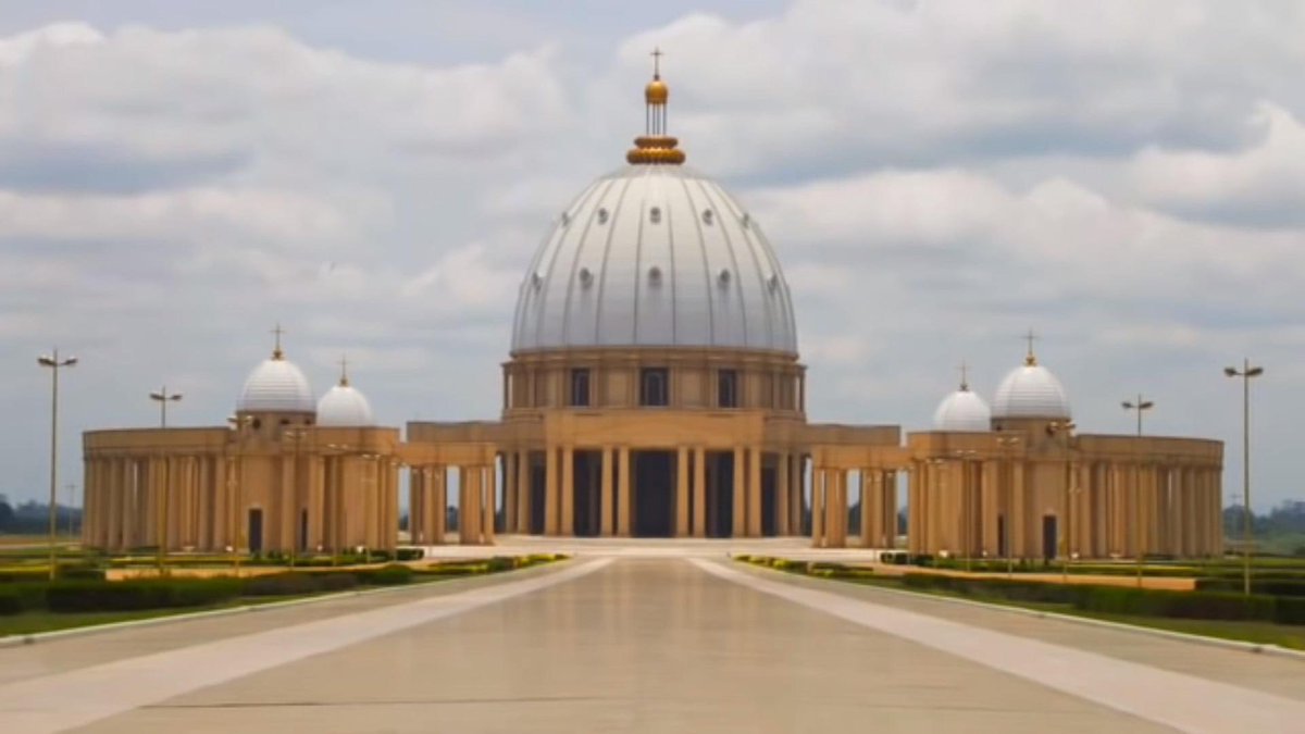 1986, début de la construction de la Basilique Notre Dame de la Paix de Yamoussoukro. ( en image, la progression de l’édifice) Coût des travaux 40 milliards de Francs CFA Pour plus de photo 👉🏽 facebook.com/34690532931600…