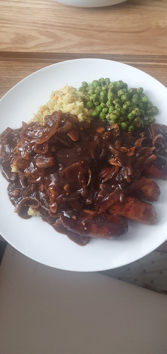 BradChuck's tweet photo. Bangers and mash with peas and onion gravy.

That's very #british 

@CheatCheap #ratemyplate @ratemyplatenow #gravy https://t.co/BFwR30KJhG