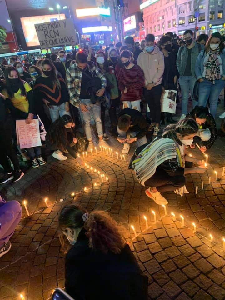 FisicoImpuro's tweet photo. Me envían esto desde Buenos Aires, Argentina. Así está la gente en el Obelisco pidiendo que pare la masacre en nuestro país. GRACIAS 🙏🏼 #SOSColombiaDDHH #SOSColombiaNosEstanMatando https://t.co/UYT1EUhCKq