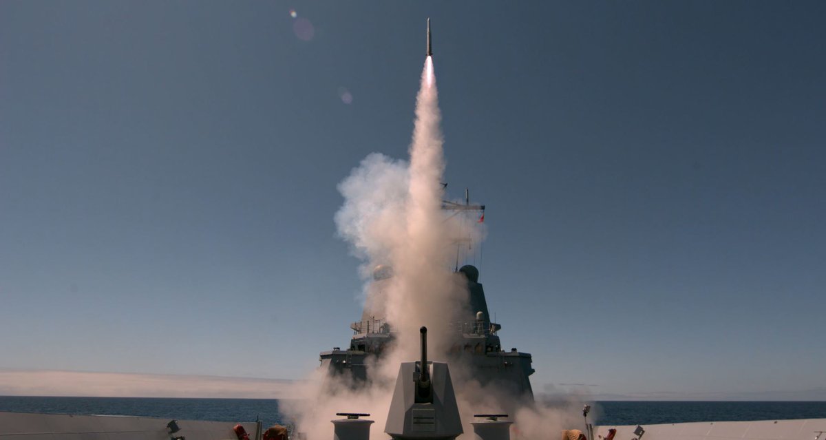 #WarFighterWednesday 👊💥 

#HMASSydney fires an Evolved Sea Sparrow Missile for the first time during Combat System Sea Qualification Trials in the Southern Californian Exercise Area off the coast of the United States.

📸: Matt Skirde #AusNavy #YourADF