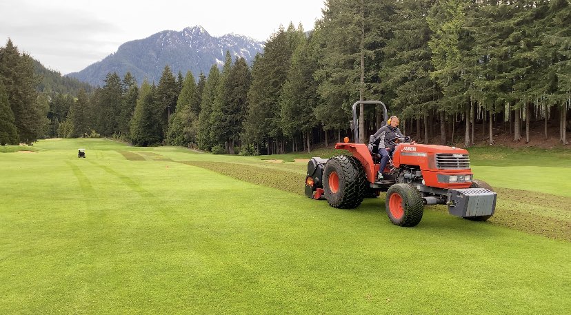 After only a few weeks @TaksTurf and @MichelleFayS are already taking on a variety of new tasks. Great to have these two rockstars on the @CapilanoGreens team! #learningobjectives