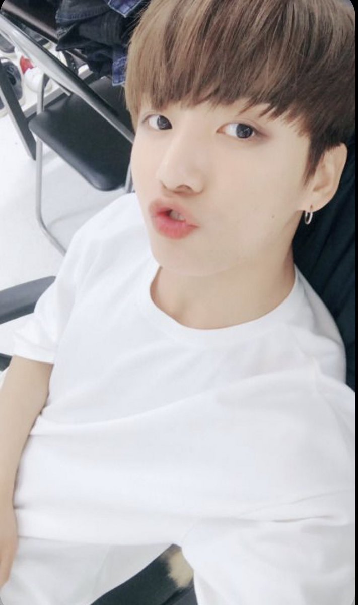 jeonschicken's tweet photo. A day late but 😚 #ARMYSelcaDay #ARSD @BTS_twt https://t.co/6oLZa6CSjP