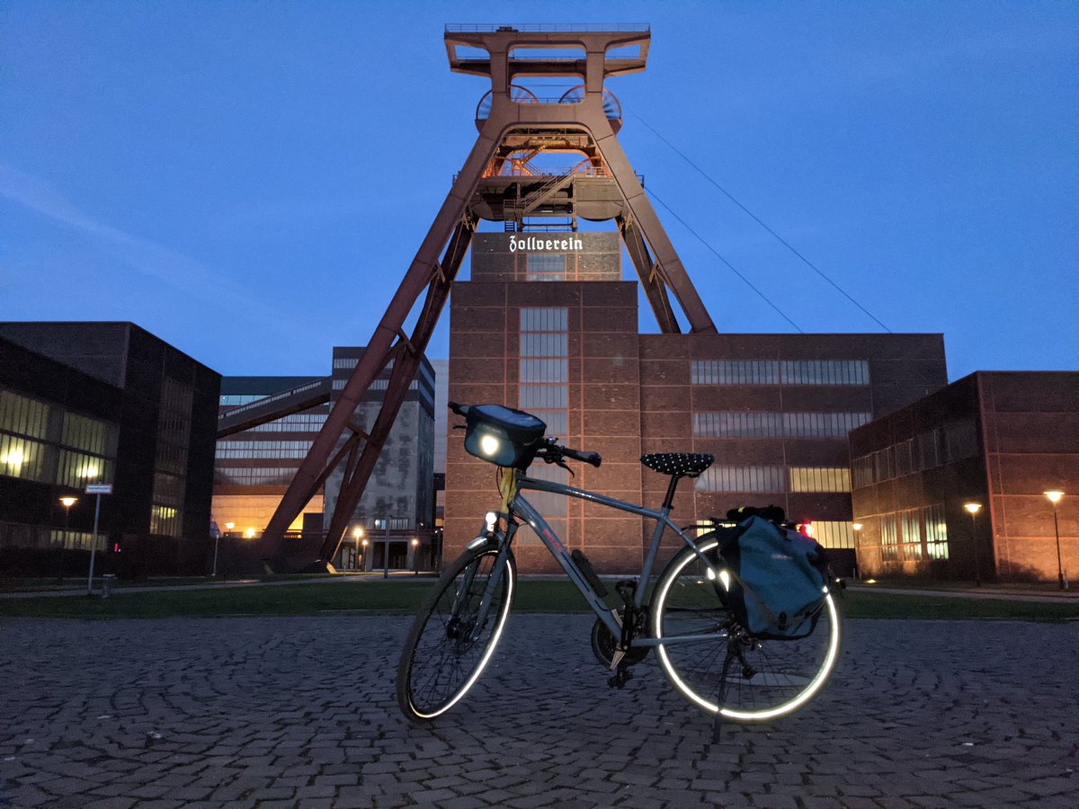TimHee4's tweet photo. Blaue Stunde auf Zollverein https://t.co/YUtz5HxslV