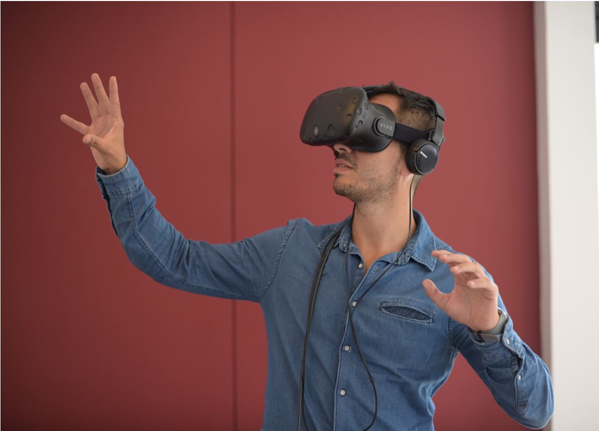 La #RealidadVirtual y la #RealidadAumentada son términos usados en ocasiones como sinónimos ¿pero realmente son lo mismo? Les adelantamos que son diferentes, descubre por qué 👉 bit.ly/3ePXXew