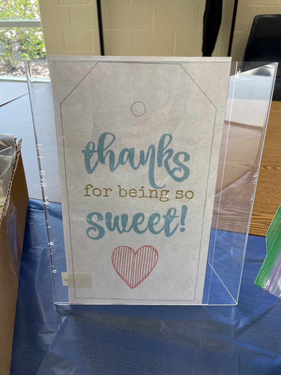 KenstonKHSPTO's tweet photo. A sweet treat was provided for our staff today. Thank you for all of the volunteers who donated items. #StaffAppreciationWeek #PTOinAction @KenstonKHS https://t.co/gEUPrF4Gx8