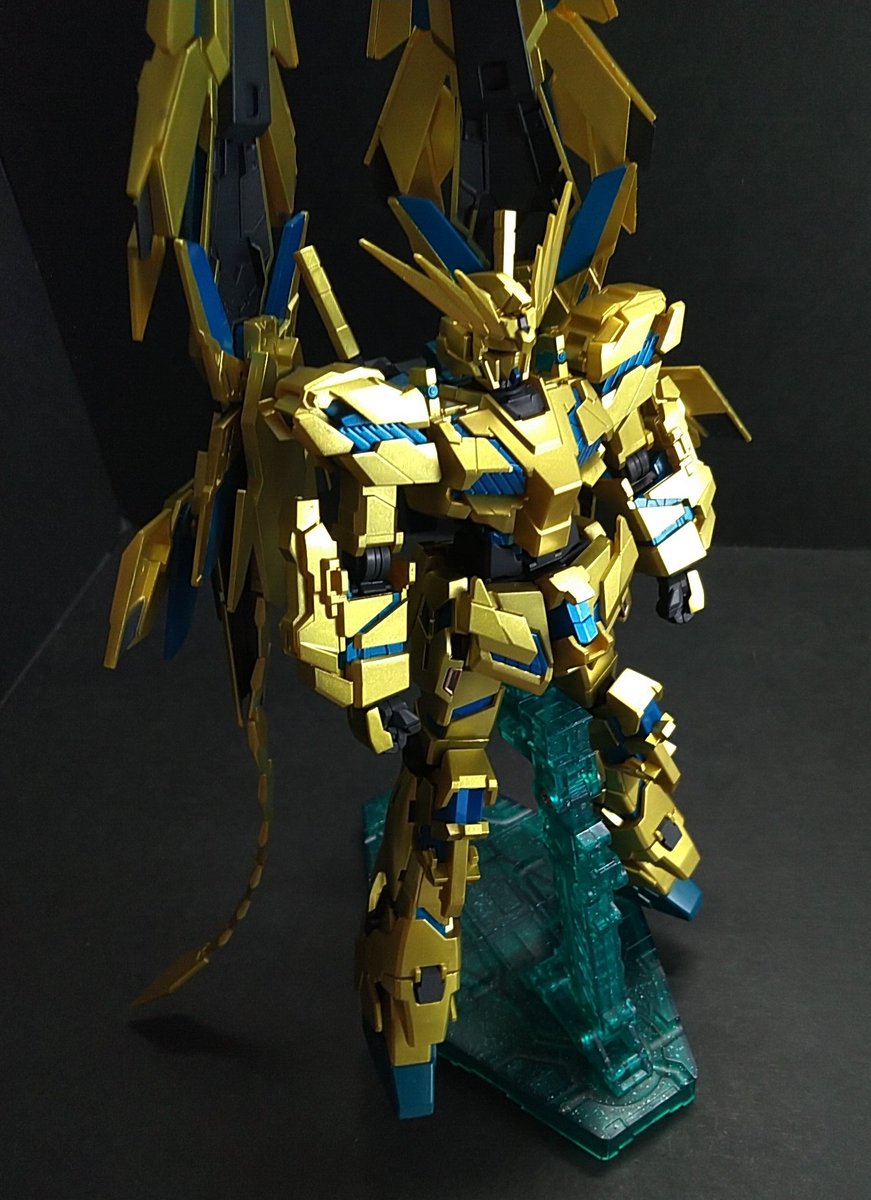 fleer5922's tweet photo. #バンダイ HGUCフェネクスVer.NT完成。GWという事で金色の機体を製作、部品点数も塗装の手数も多いので連休向けの機体ではある。半透明のサイコフレームを塗装しアニメ調としたが強い光だとやや透ける。有機的なスタビが付いた複層シールドが重く関節が負ける。これでNT御三家が揃った。#完成品 #UCLO https://t.co/53EnsofEfK
