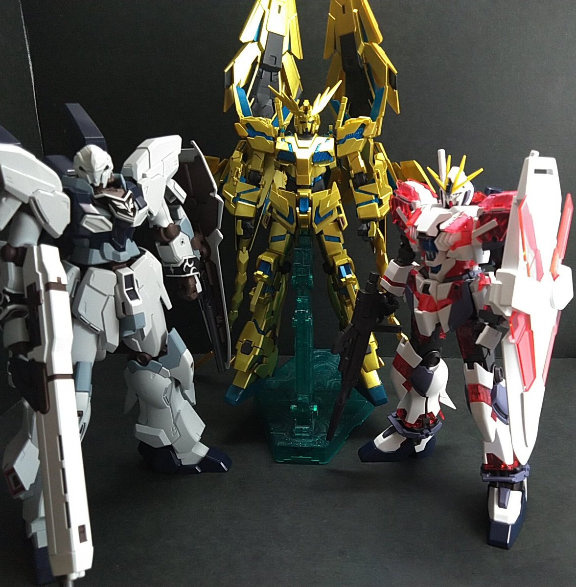 fleer5922's tweet photo. #バンダイ HGUCフェネクスVer.NT完成。GWという事で金色の機体を製作、部品点数も塗装の手数も多いので連休向けの機体ではある。半透明のサイコフレームを塗装しアニメ調としたが強い光だとやや透ける。有機的なスタビが付いた複層シールドが重く関節が負ける。これでNT御三家が揃った。#完成品 #UCLO https://t.co/53EnsofEfK
