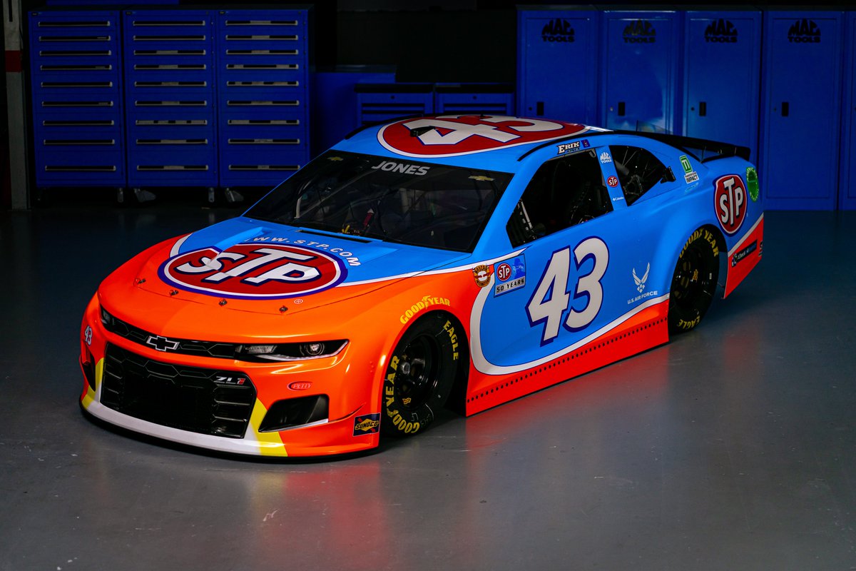 Showstopper 🤩 

Be sure to cast your votes for <a href="/Erik_Jones/">Erik Jones</a>' No. 43 John Andretti <a href="/OriginalSTP/">STP</a> Throwback here: bit.ly/3trFxpL

#CheckIt4Andretti | #NASCARThrowback | #RPMotorsports