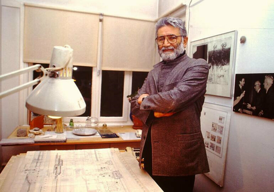 Türkiye'de, 1970'lerdeki bazı mimarlık ofislerinden fotoğraflar. Birinci fotoğraf Çinici Mimarlık'tan, duvarda ODTÜ posteriyle birlikte. İkinci fotoğraf Tekeli-Sisa Mimarlık'tan, fabrika yapısının maketiyle. Üçüncü fotoğraf Sevinç ve Şandor Hadi'den. Son fotoğraf Cengiz Bektaş.