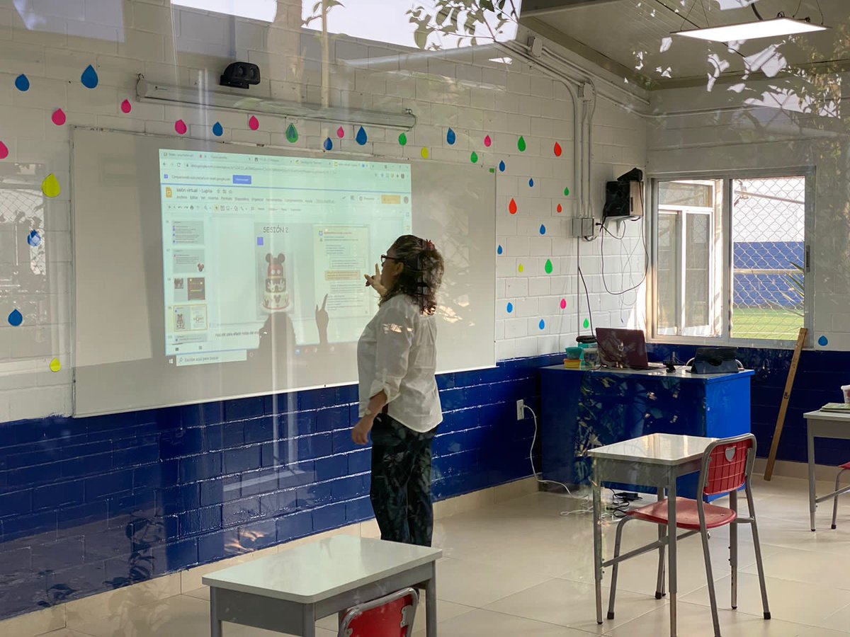 ReimsOficial's tweet photo. Familias, nos seguimos preparando para el 3er escenario "¡El aula híbrida!" En este momento estamos haciendo simulacros de nuestras estrategias metodológicas y tecnológicas que se implementarán en nuestros salones presenciales y virtuales. https://t.co/w0FigOYvEg