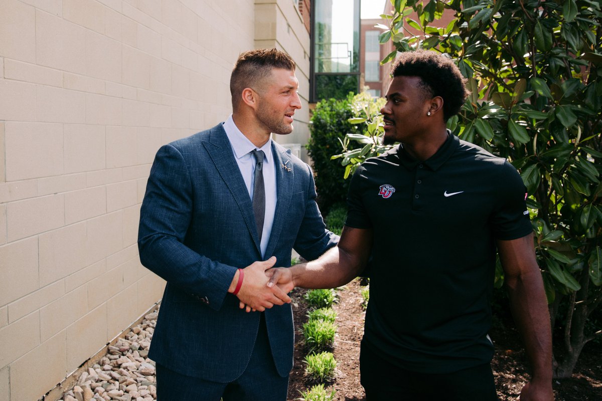 LibertyFootball's tweet photo. Just talkin' about football stuff. Thank you @TimTebow for talking with the guys! https://t.co/4WOpTUBN8A