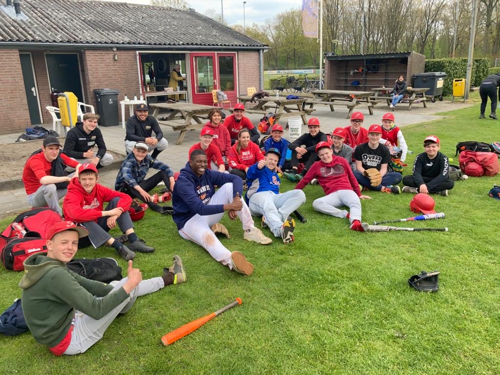 Bixie_Baseball's tweet photo. Eerste dag ⁦@Bixie_Baseball⁩ Meitour bij ⁦@BSVStarlights⁩ was top! Speelsters/spelers én instructeurs waren enthousiast en tevreden! Nou hopen dat het weer bij de meitour bij Sittard Condors, Gryphons Den Bosch en Hazenkamp Nijmegen een handje helpt! https://t.co/a86cd3kefb