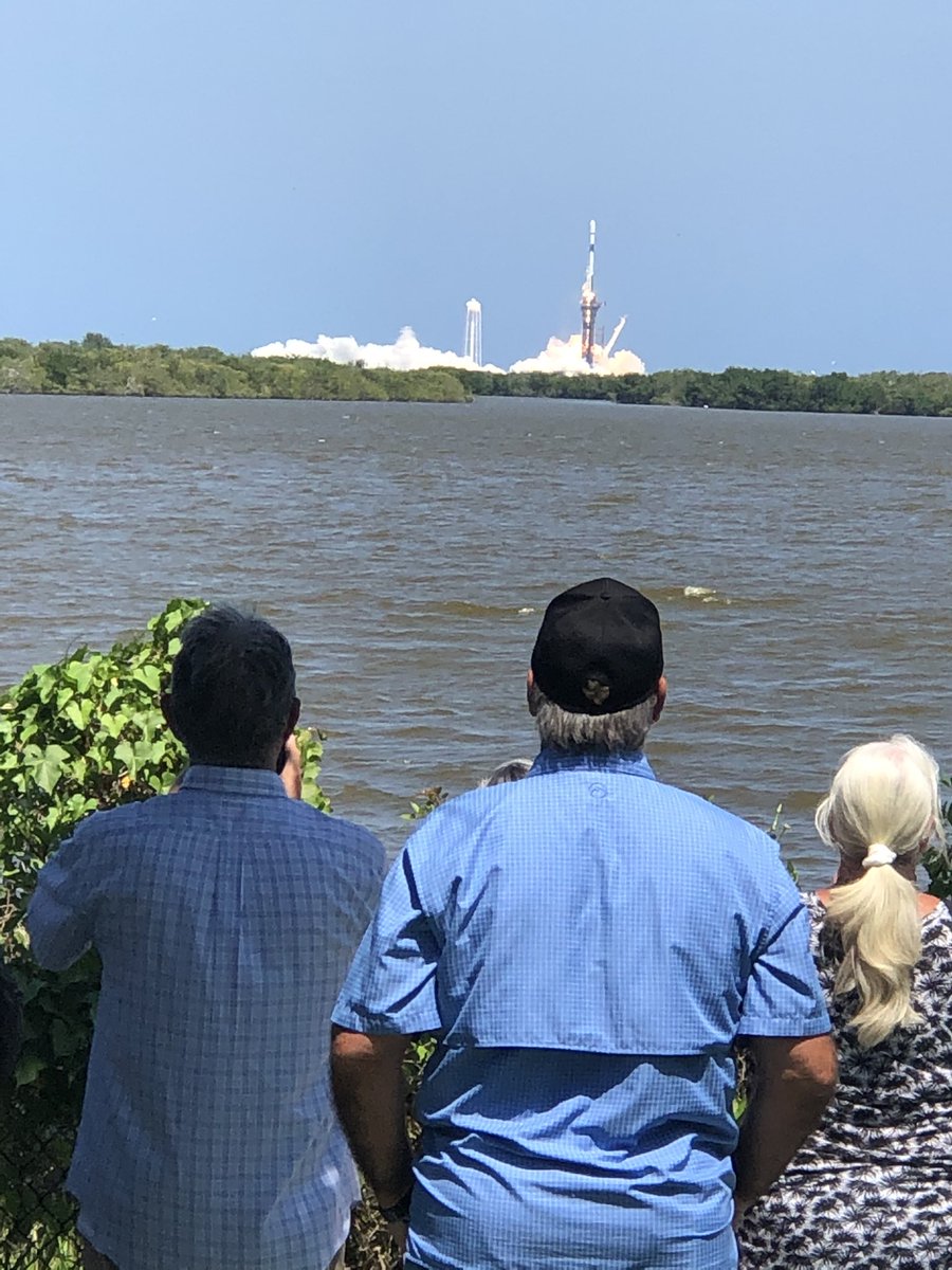 ExploreSpaceKSC's tweet photo. Liftoff of the SpaceX Falcon 9 rocket 🚀 #Starlink #SpaceX #ApolloSaturnVCenter #LookUp https://t.co/qOONyaH3db