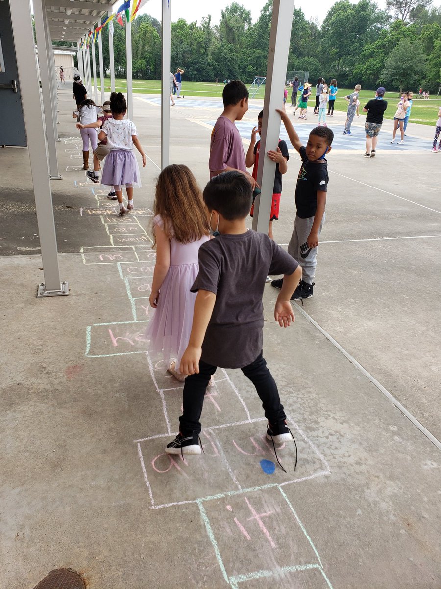 MrsDuncan04's tweet image. Hopscotch with sight words for #ABCcountdown letter H @HaudeKISD @KleinISD #Kindergarten #teacherlife #getoutside #hopscotch