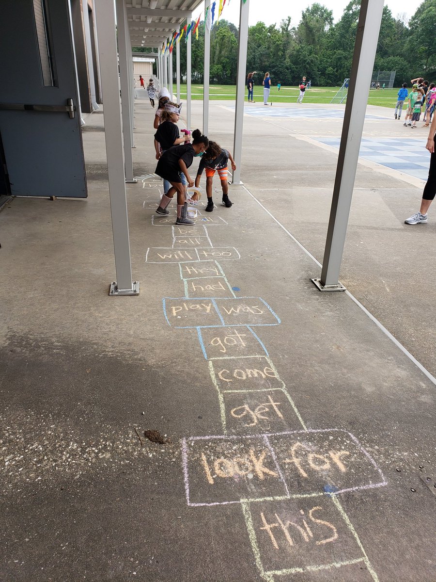 MrsDuncan04's tweet image. Hopscotch with sight words for #ABCcountdown letter H @HaudeKISD @KleinISD #Kindergarten #teacherlife #getoutside #hopscotch