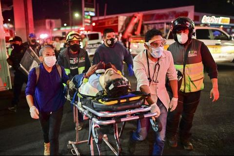 MovimientoASYR's tweet photo. La tragedia en el #MetroCDMX pudo haberse evitado.

"Al menos 23 personas murieron y 70 resultaron heridas la noche del lunes al caer un tren del metro de Ciudad de México desde un puente que colapsó" 
#metrolinea12 #MexicoDeLuto 
(Info:Soy502) https://t.co/qPHaJZeqEd
