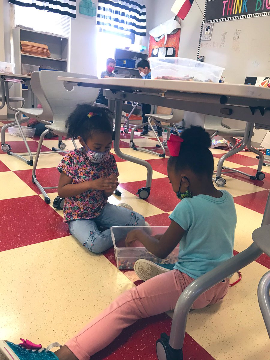 JAV_ARTISTS's tweet image. Mrs. Ott’s kinders are working on fine motor skills and jewelry making. #misdproud  @JAVitovsky_Elem @ott_shellyott4