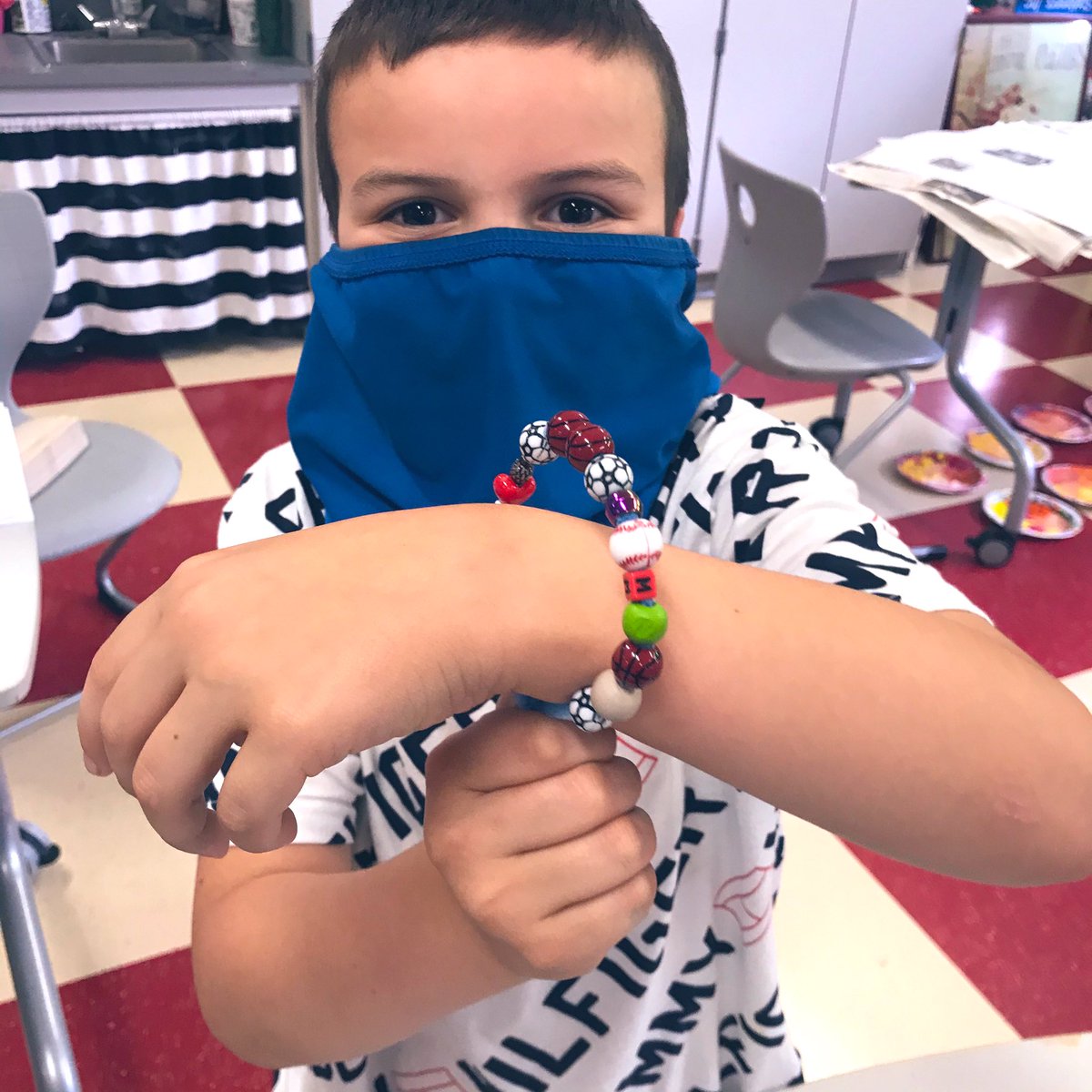 JAV_ARTISTS's tweet image. Mrs. Ott’s kinders are working on fine motor skills and jewelry making. #misdproud  @JAVitovsky_Elem @ott_shellyott4