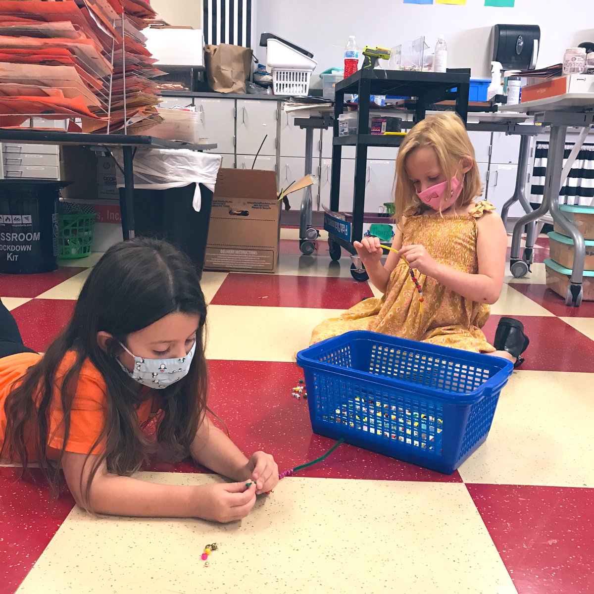 JAV_ARTISTS's tweet image. Mrs. Ott’s kinders are working on fine motor skills and jewelry making. #misdproud  @JAVitovsky_Elem @ott_shellyott4