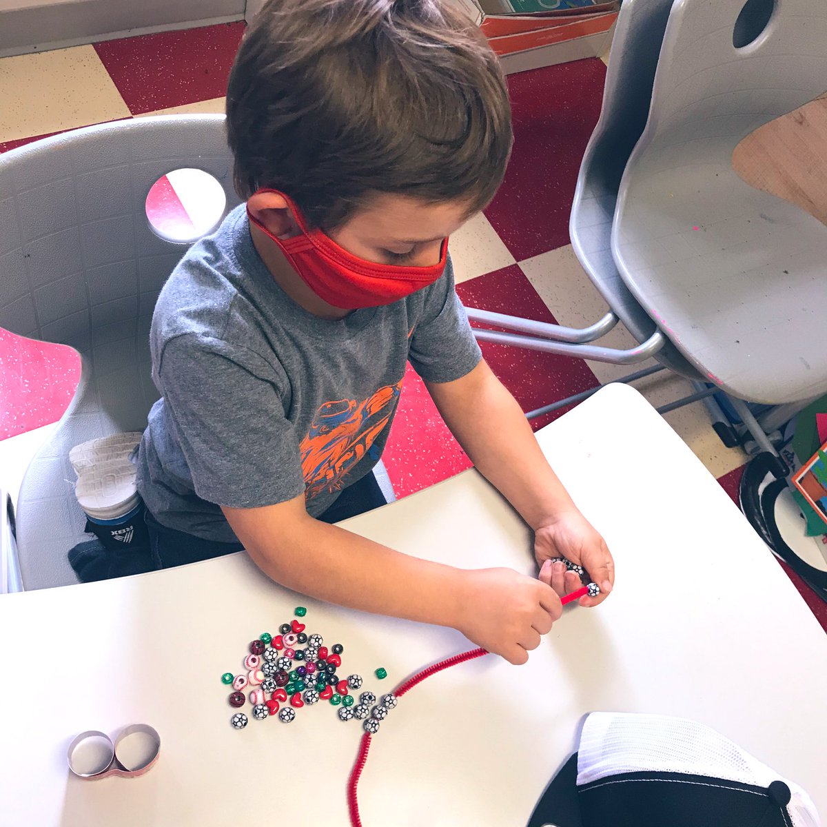JAV_ARTISTS's tweet image. Mrs. Ott’s kinders are working on fine motor skills and jewelry making. #misdproud  @JAVitovsky_Elem @ott_shellyott4