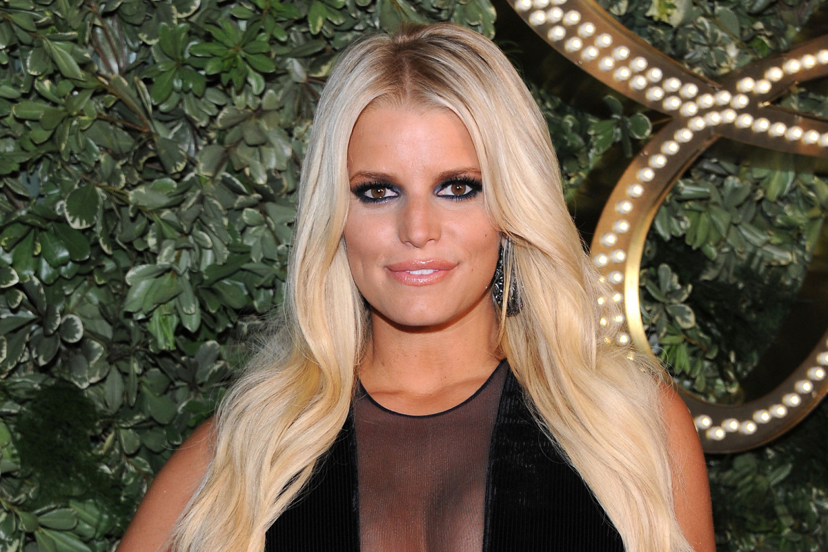 Jessica Simpson scrambles to rescue her clothing label from struggling firm