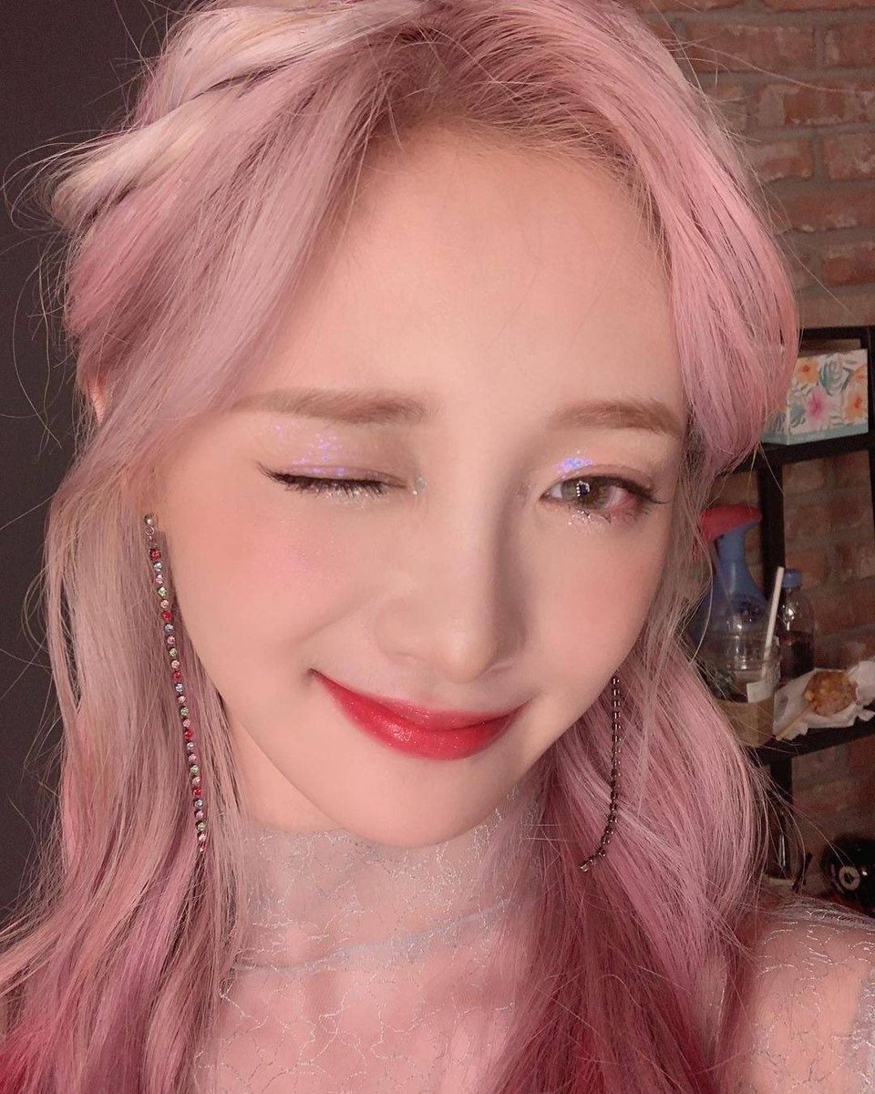 whmpinky's tweet photo. いつでも一番だけど私は本当にピンク髪の時の人外に美しい姫ちゃんが世界で一番大好き❤#IOI_5th_anniversary https://t.co/rPkVRZXDYE
