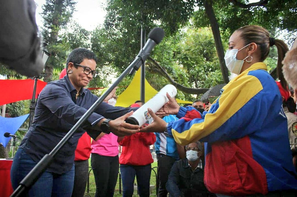 ErikaPSUV's tweet image. Hicimos entrega de la Antorcha Bolivariana al pueblo caraqueño que la recorrerá en los 119 ejes de nuestra ciudad. Todo para reafirmar nuestro compromiso con la independencia, la soberanía y la justicia social de nuestra Patria. ¡Viva Bolívar, Chávez y @NicolasMaduro!