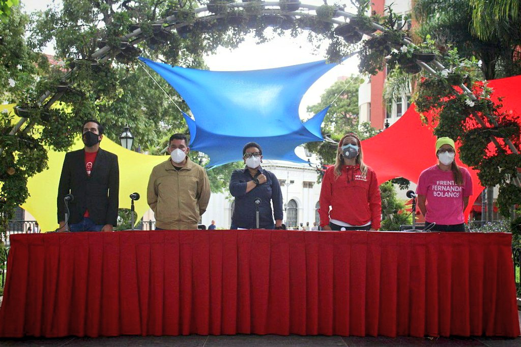 ErikaPSUV's tweet image. Hicimos entrega de la Antorcha Bolivariana al pueblo caraqueño que la recorrerá en los 119 ejes de nuestra ciudad. Todo para reafirmar nuestro compromiso con la independencia, la soberanía y la justicia social de nuestra Patria. ¡Viva Bolívar, Chávez y @NicolasMaduro!