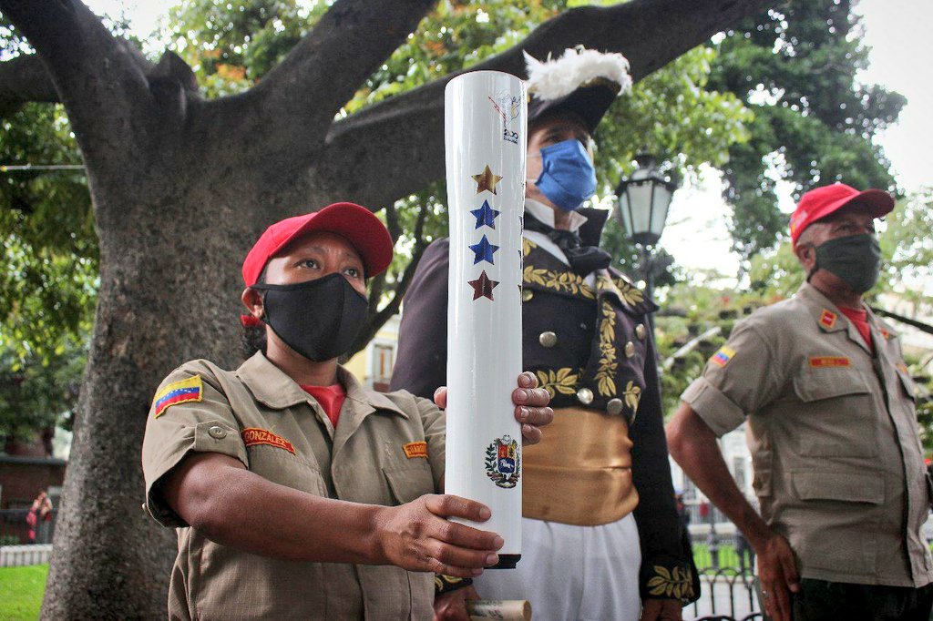 ErikaPSUV's tweet image. Hicimos entrega de la Antorcha Bolivariana al pueblo caraqueño que la recorrerá en los 119 ejes de nuestra ciudad. Todo para reafirmar nuestro compromiso con la independencia, la soberanía y la justicia social de nuestra Patria. ¡Viva Bolívar, Chávez y @NicolasMaduro!