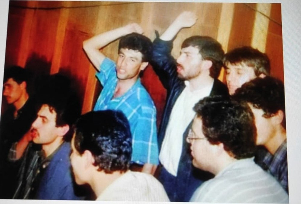 20 li yaşlarımız böyle geçti Ben ve Ahmet Hakan slogan atmak bizim işimizdi