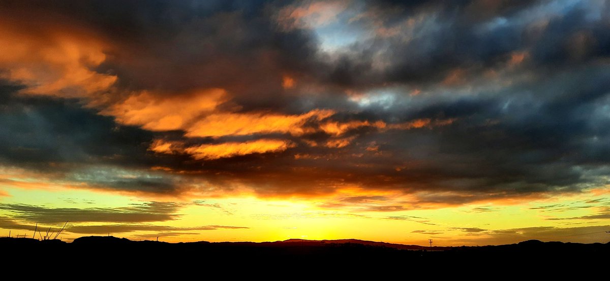 We've been busy during lockdown! Have a look at our new outside seating, perfect for enjoying the sunrise and sunset!  We are delighted to be welcoming guests again and have availability in June - find out more bit.ly/bunkroomsnews #visitmullandiona #sunset #sunrise #hebrides