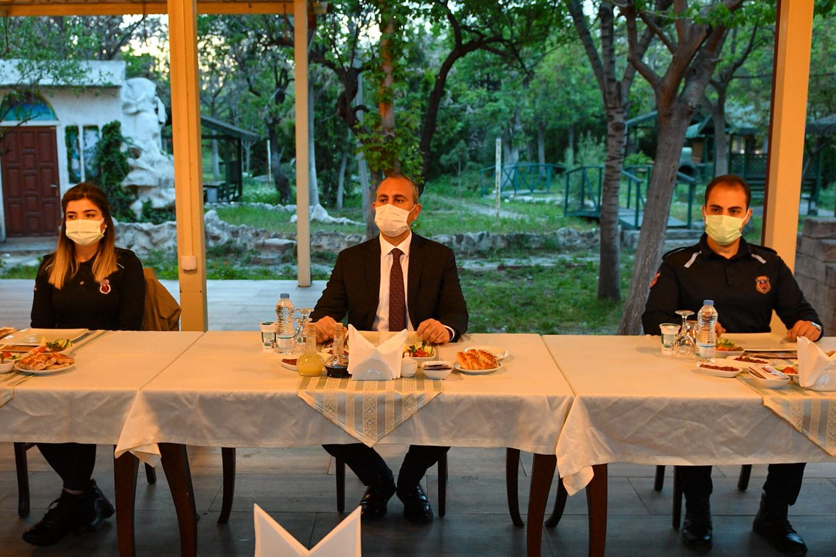 detailhabercom's tweet photo. Adalet Bakanımız Abdulhamit Gül, Ceza ve Tevkifevleri Genel Müd��rlüğü (CTE) personeliyle iftar programında bir araya geldi. https://t.co/hYdfcetsfK