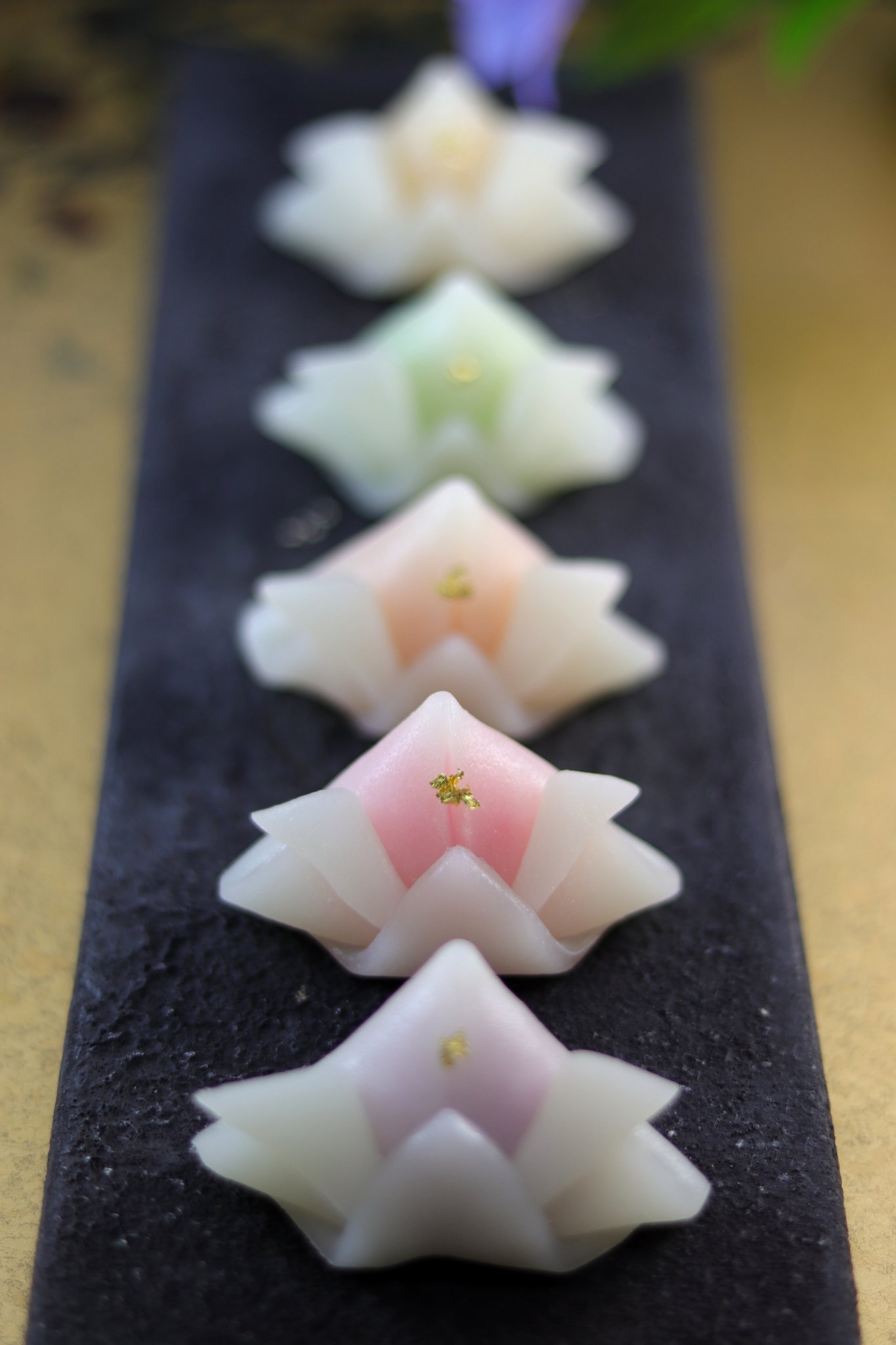 和菓子職人 三宅 正晃 ５月５日は端午の節句 こどもの日 全国の和菓子屋さんが本気を出す日です 柏餅が主役なので 在庫を切らさないように作り続けています T Co Zf27i8g0ch Twitter