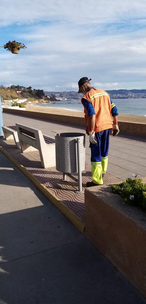 Parte de las labores diarias que se realizan es la revisión y limpieza de papeleros del borde costero en paseo peatonal.
