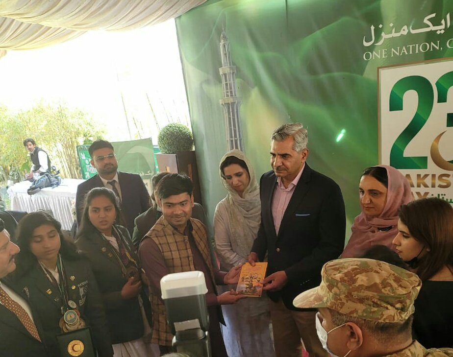 AsadBinAzam's tweet photo. قومی سطح پر ملک و قوم کی بے لوث خدمت پر افواج پاکستان کی جانب سے بھر حوصلہ افزائی کا بے حد مشکور ہوں۔
پاکستان کے مثبت چہرے کو دنیا بھر میں اجاگر کرنے والے ان 100 عظیم پاکستانیوں میں شامل ہونا میرا لئے سب سے بڑا اعزاز ہے۔ 
@OfficialDGISPR
#PrideofPakistan 
#top100personsinpakistan https://t.co/5Zyl0iF4AO