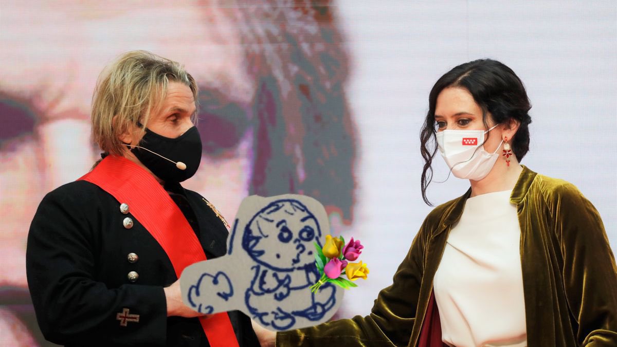 colinabogados's tweet photo. Hola. Quiero anunciar que @IdiazAyuso y yo somos #nobios. Como podreis comprobar le llevo flores mientras la acosa un cansadamas... https://t.co/UuU4Ai2j2F