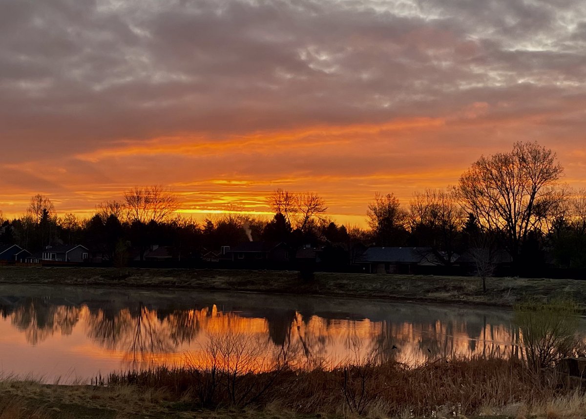 Celenevb69's tweet photo. This was “May the 4th be with you” sunrise (that I am tardy in posting). #sunrise #MayTheFourth @CReppWx @MattMakens #cowx https://t.co/wH1Pmj2OuA