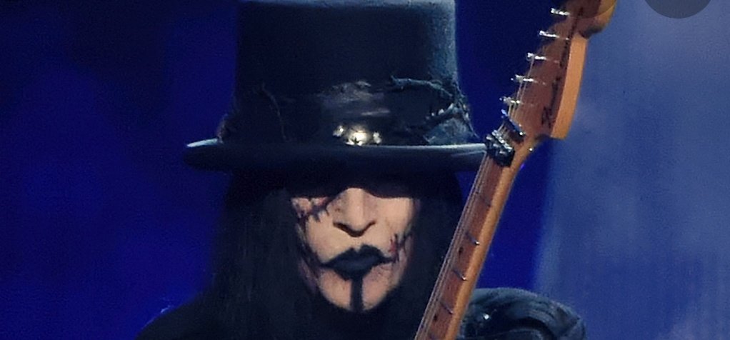 Happy birthday to the man and legend mick mars, one of the most badass guitarist to exist. 