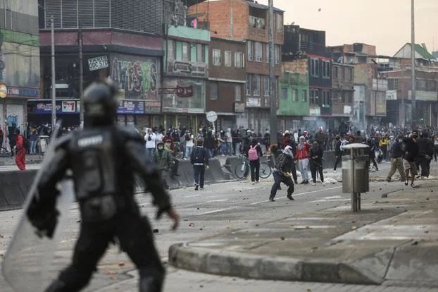 askomartin's tweet photo. DES MORTS EN COLOMBIE: Des violences, lors de grandes manifestations contre une réforme fiscale ces derniers jours ont fait au moins 20 morts, 90 disparus et plus de 800 blessés, et la mobilisation se poursuivait mercredi malgré le retrait du projet. MES FRERES COLOMBIENS 🇨🇴🙏🏼 https://t.co/YLpX5qdqbe