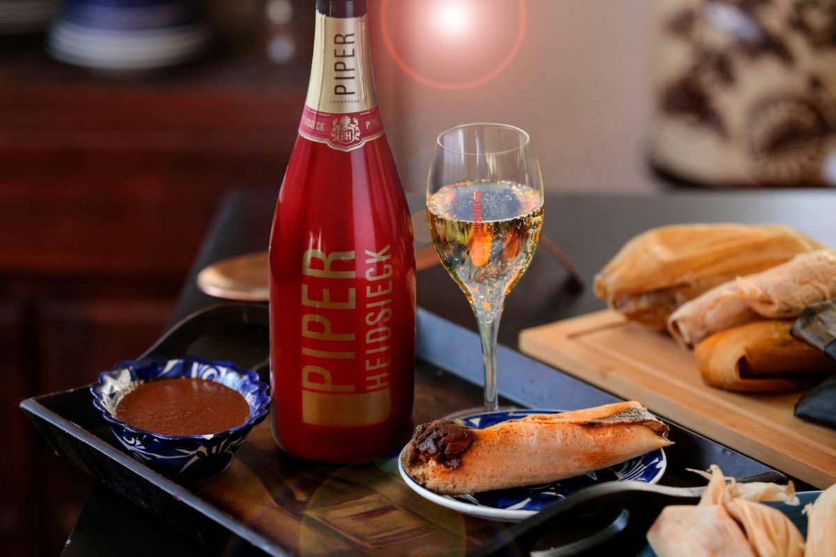 FoodandTravelMX's tweet image. Este vino tiene una burbuja fina y constante, aromas a pan horneado, toronja y pera y notas de flores blancas y manzanilla. Entre más pequeña es la burbuja mejor es el champán. Para comprobar la calidad de @piperheidsieck puedes conseguirlo en @VinosElCielo. Cuenta @ginasommelier