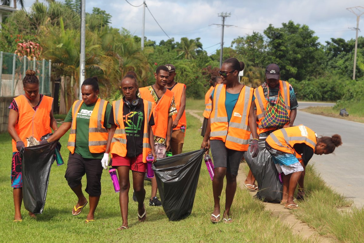 Almost 50 WVV and youth volunteers cleaned up the whole of downtown Luganville.
This program is funded by <a href="/dfat/">Department of Foreign Affairs and Trade 🇦🇺</a>  through the WVV Resilience and Livelihoods project, Waste Not Want Not.
<a href="/WorldVisionAus/">World Vision AUS</a>