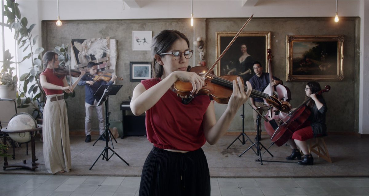 Este #MartesDeColectiva le invitamos a ver la recién estrenada live session: Líneas Intangibles (Luz y silencio + nostalgia) a cargo de <a href="/superclusterrr/">Ensamble Supercluster</a> del cual nuestra colega <a href="/janinejop/">Janine Jop</a> es violinista.

Disfruta de esta sesión aquí 👇
bit.ly/2PUz1Ko