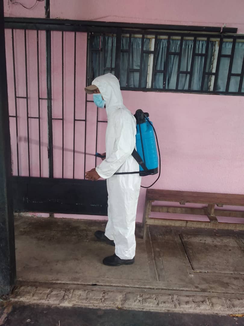 FrankLauRodrig4's tweet photo. CDI FE Y ALEGRIA EDO SUCRE
Jornada de desinfección en el ambulatorio de Santa Fe perteneciente al ASIC Fe y Alegria por parte de Protección Civil🇨🇺🇻🇪
@CubaCooperaVeS2 
@Cubacoopera_Ve3 
@YasmaniNapoles 
@CDI_feyalegria 
@BolivarCdi https://t.co/KwuXKIroqO