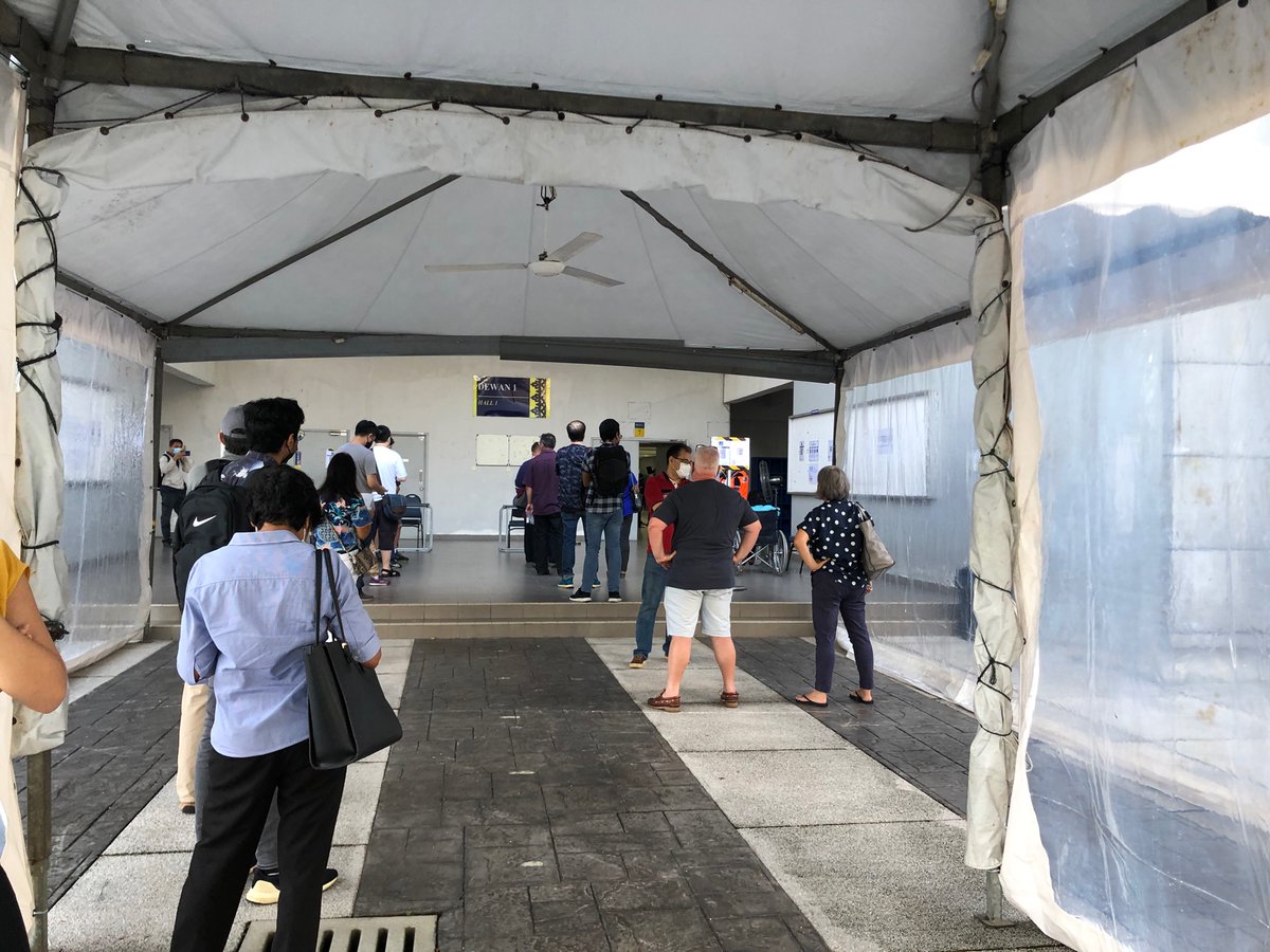 An hour early to my 9am AZ appointment in UM because I have ✨time anxiety ✨ but already plenty in line!