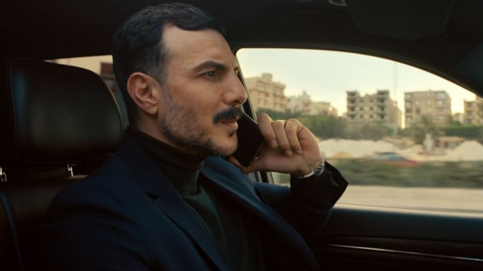 ظهر #باسل_خياط في دور الطبيب النفسي متعدد العلاقات النسائية، الذي يخون زوجته مع صديقتها #سينتيا_خليفة وتتعاون زوجته #أروى_جودة مع #يسرا من أجل الانتقام منه بعد ان نصب عليهما، ولكنه يكتشف الخطة ويقرر هو الآخر الانتقام منهما بكافة الطرق التي اعتبرها الجمهور لن تخرج سوى من مريض نفسي