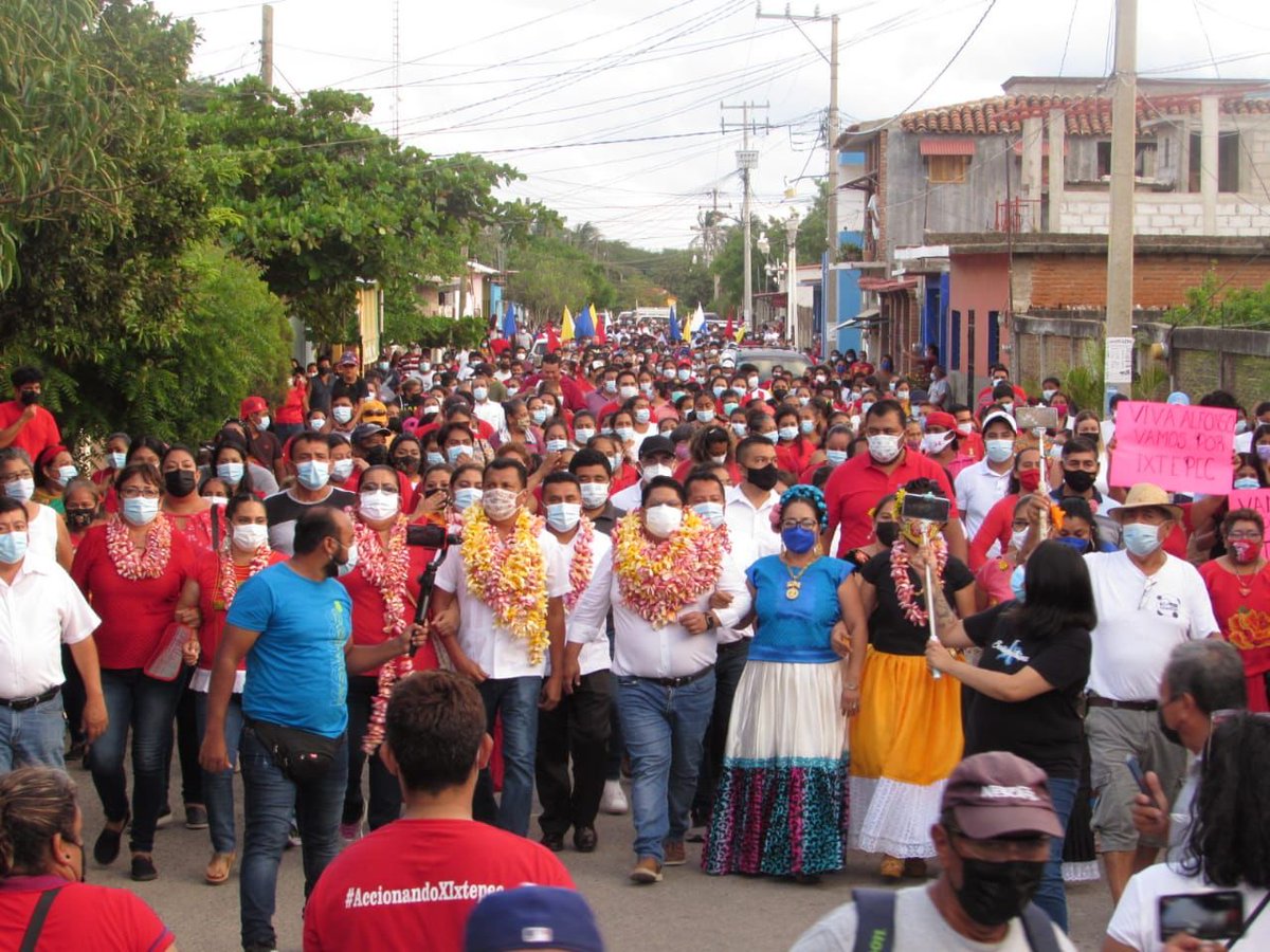 esprimeramx's tweet photo. #Elecciones2021 En #Ixtepec el candidato del PRI, PAN, PRD @A_MtzR (Alfonso Martínez Ruiz ) arrancó campaña arropado por cientos de personas que le mostraron su respaldo a quien les dijo que no les va a fallar #LoMejorEstáPorVenir https://t.co/w60bz87Tts
