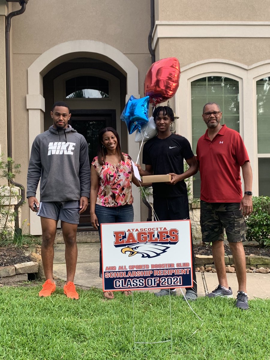 AHSASBC's tweet photo. We had fun surprising our student athletes with scholarships tonight!! Congrats ⁦⁦@ChrisHoops_⁩ ⁦@cammorrisonn⁩ ⁦@robinwh1t3head⁩ Isaac and John (1/2) https://t.co/Y2NZncfBQ8